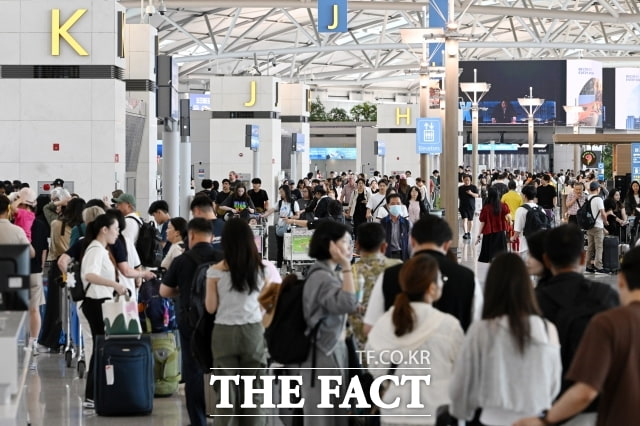 2025 트래블카드 경쟁 격화…하나카드, 체크카드로 선두 굳히기