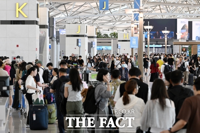 2025 트래블카드 경쟁 격화…하나카드, 체크카드로 선두 굳히기