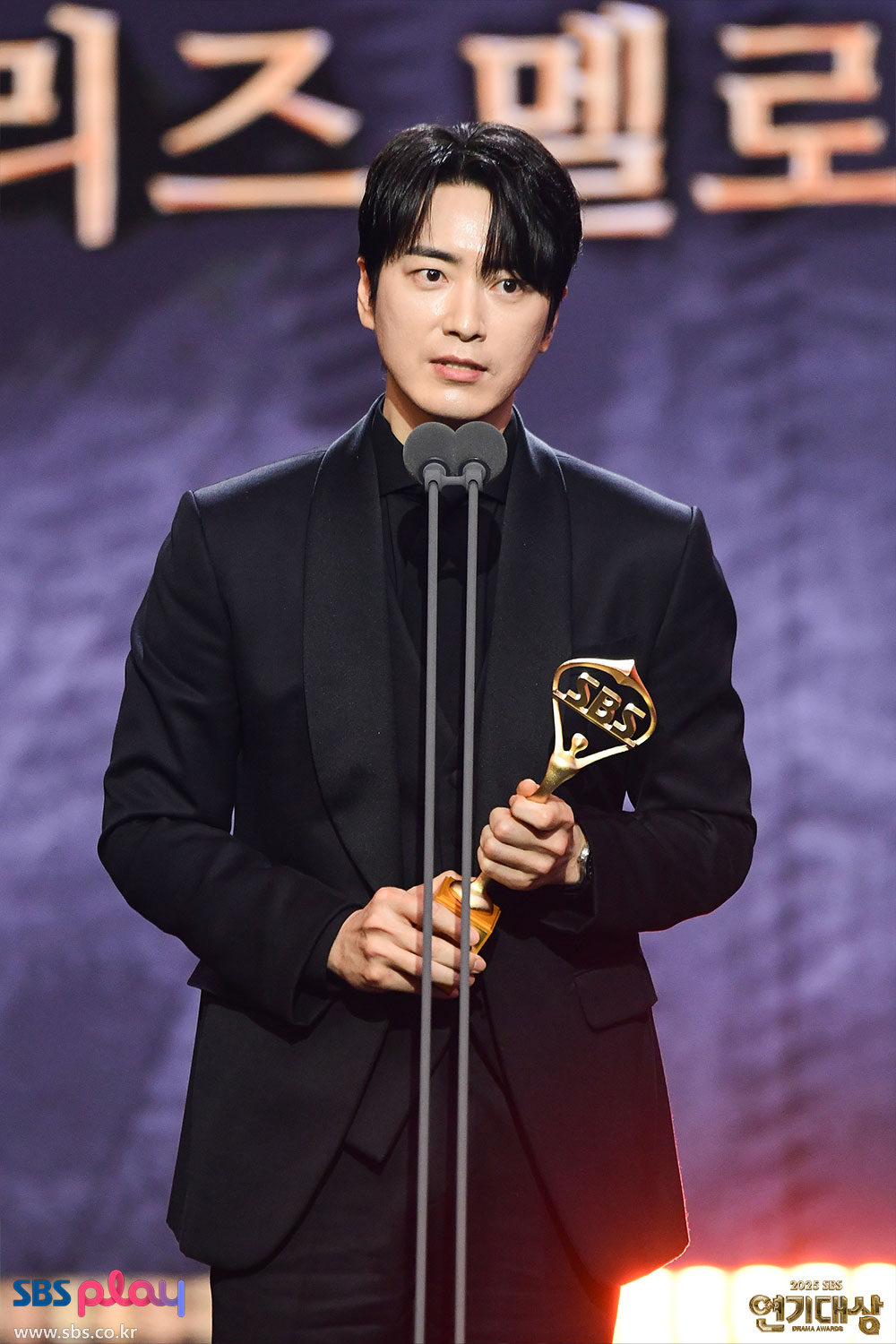 한지민-이준혁, 최우수상 "나의 완벽한 ♥" (SBS 연기대상)