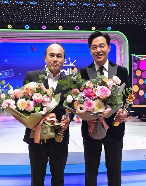 이서진, 데뷔 첫 '연예대상'서 최우수상 쾌거…'까칠 수발러' 반전 매력 통했다