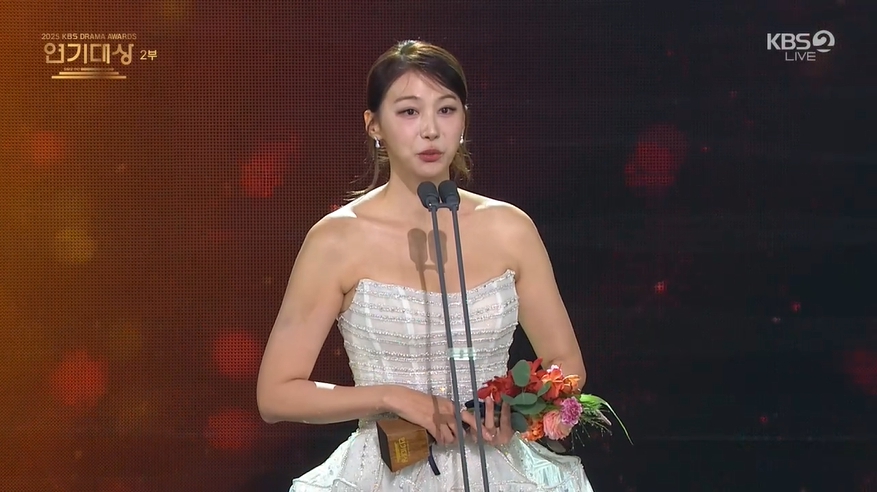 유인영·정인선, 여자 우수상 수상 "너무 받고 싶었어…가족들 너무 사랑해" [KBS 연기대상]