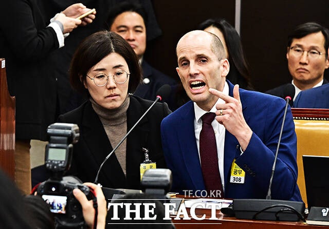 '쿠팡 연석 청문회' 이틀째…황정아 "로저스 대표, 위증에 위증 더해"