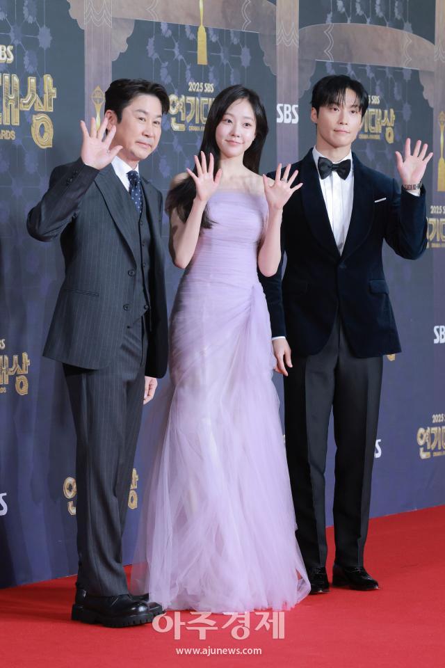 [포토] 신동엽·채원빈·허남준, 레드카펫 참석 (2025 SBS 연기대상)