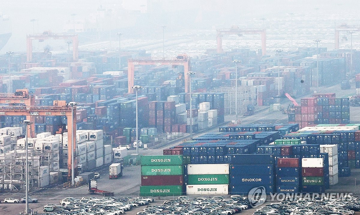 S. Korea’s exports surpass $700 bn for first time