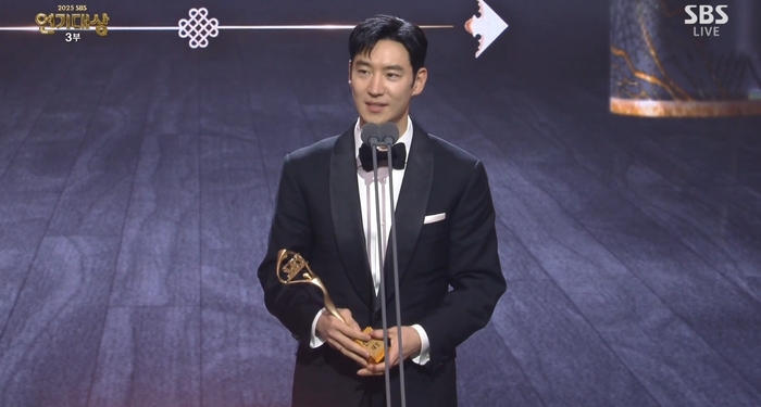 ‘모범택시’로 대상 2개…이제훈, ‘SBS 연기대상’ 새 역사 썼다