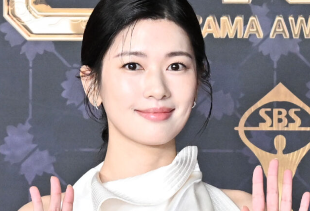 '뒤태 퀸' 정소민, 최우수상 "데뷔한 곳에서 운명같은 일" [SBS 연기대상]