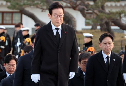 이재명 대통령, 현충원 참배…"함께사는 세상 대도약 원년"
