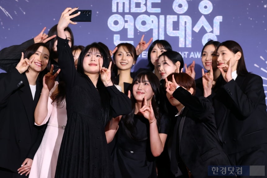 박나래 폭탄·이이경 저격 막아낸 김연경·유재석…MBC 연예대상 [김소연의 엔터뷰]