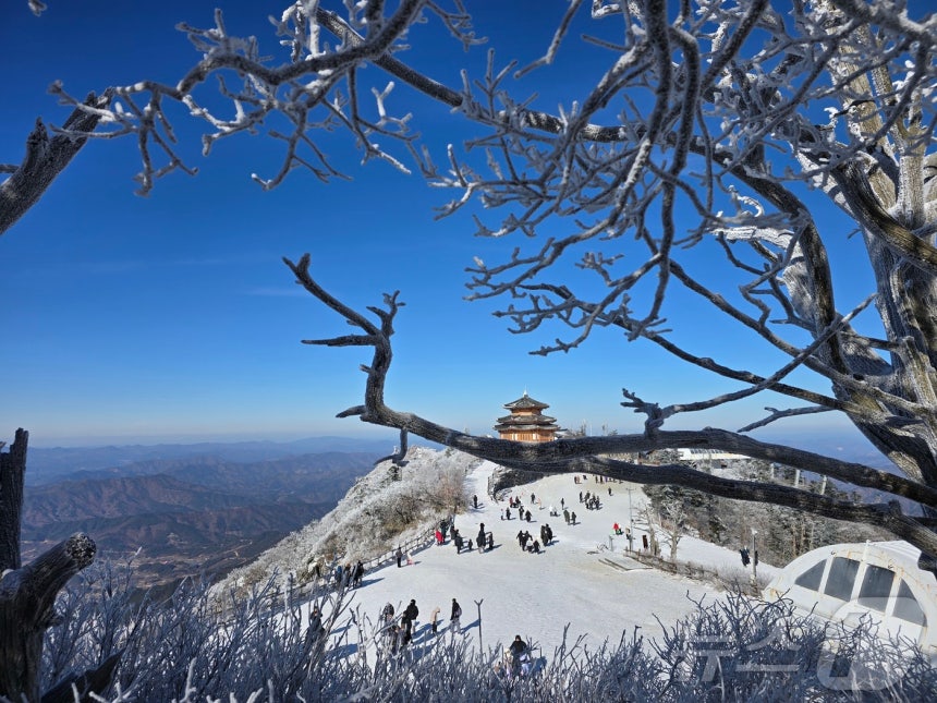설경 속 덕유산 상제루 쉼터
