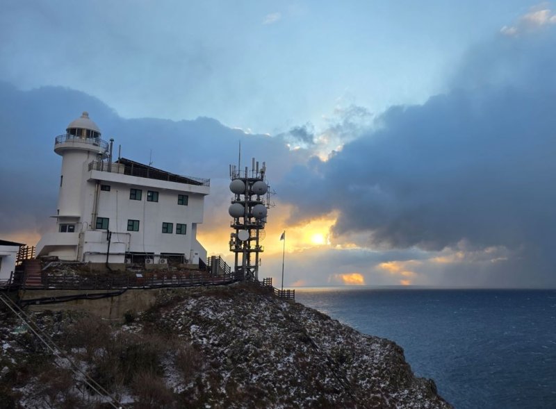 경찰청이 올린 '새해 독도 일출' 사진…알고 보니 '일몰' 사진