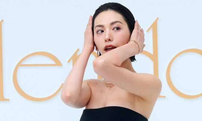 "집에 침입해 목 조르는데"…나나 고소한 강도, 말바꾼 이유