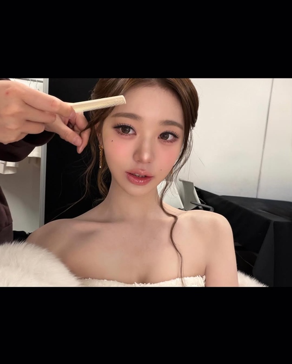 장원영, '딸기 먹방' 잇는 역대급 인증샷?…'두쫀쿠' 먹는 모습 화제 [스한★그램]